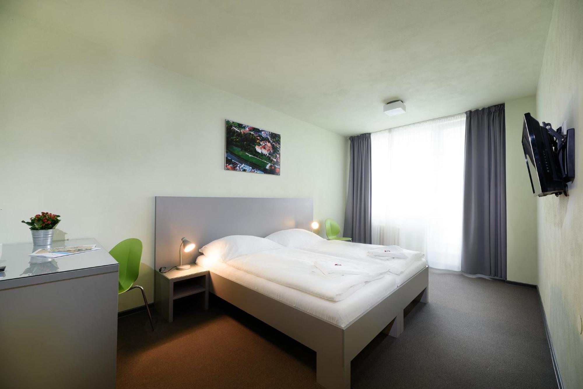 Hotel Atom Тршебич Экстерьер фото